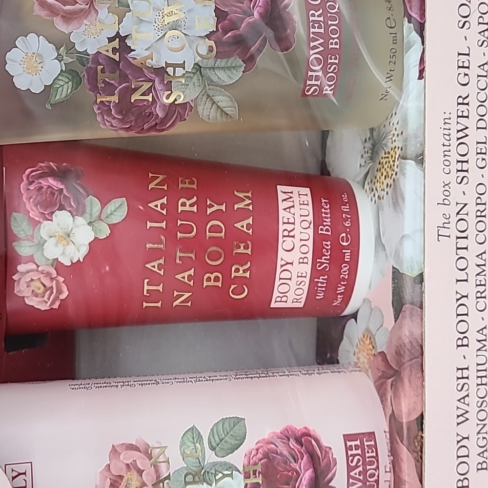 Made in Italy Rose Bouquet Shea butter & Natural Extract Box Set Brand New - Picture 3 of 10